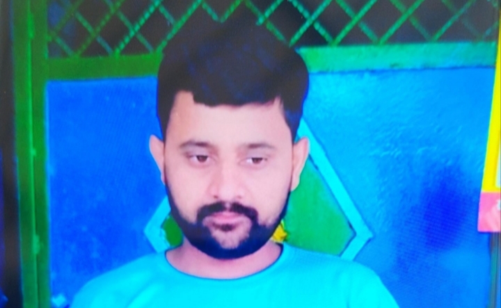घायल बेटे को देखने रायपुर से आया था घर
