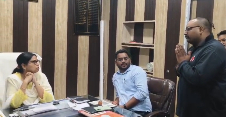 सड़क निर्माण की मांग को लेकर ईओ कार्यालय में दंडवत लेट गए सभासद